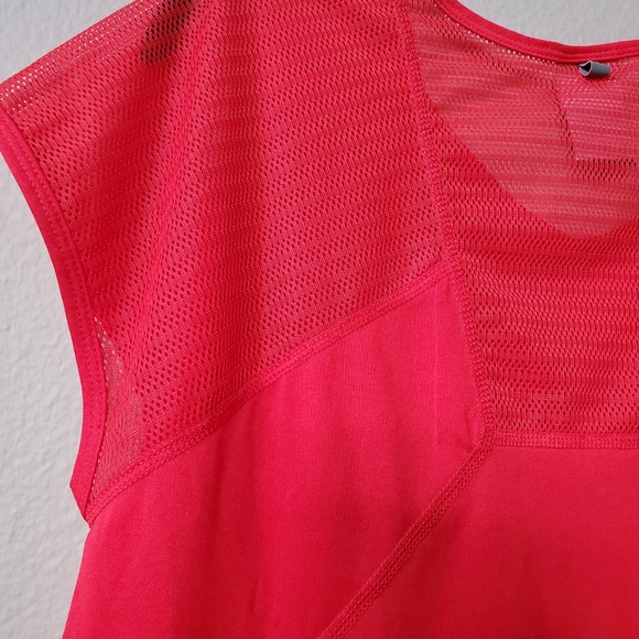 NIKE Dri-Fit Workout T with Mesh Paneling in Melon Red. - Picture 3 of 8